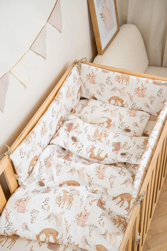 Faconlagen 120x60 i 100% bomuld fra ColorStories sammen med matchende babysengetøj i en tremmeseng. OEKO-TEX® certificeret og åndbart sengetøj til baby.