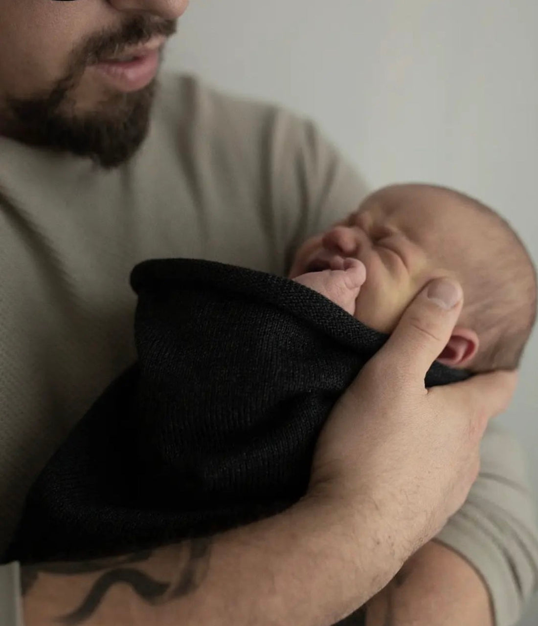Moro-refleks hos baby – Hvad er det, hvornår forsvinder det, og hvordan hjælper du din baby til bedre søvn?