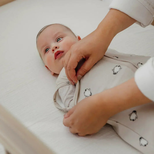 Baby i svøb med lynlås som kan laves om til sovepose