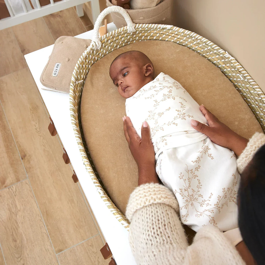 Baby svøbt i svøb som sover trygt og roligt