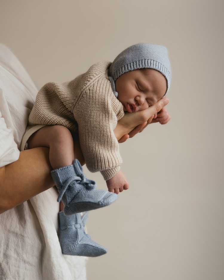 Sovende nyfødt baby med babyfutter fra Hvid i Light Blue