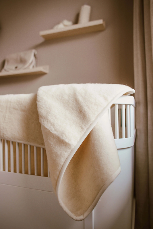 Blødt babytæppe i merinould til baby seng og tryg babysøvn