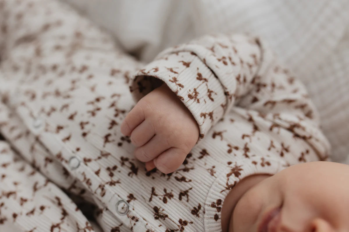 Yumi Baby natdragt/heldragt Brown Leafs