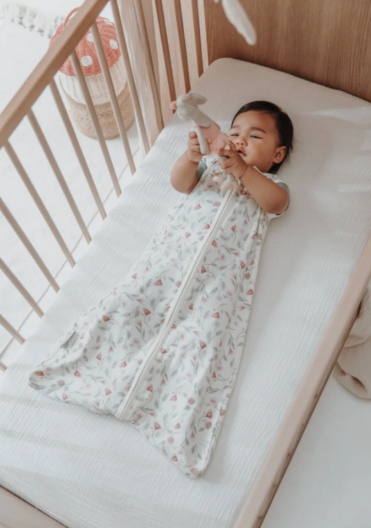 Baby sommersovepose TOG 0.3 i blødt bomuld med blomsterprint til varme sommernætter og roligere babysøvn