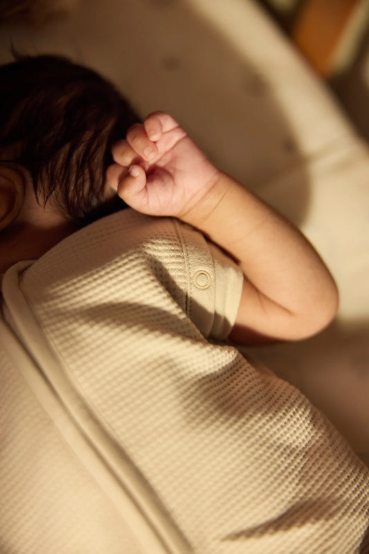 Baby sovepose newborn med svøb funktion