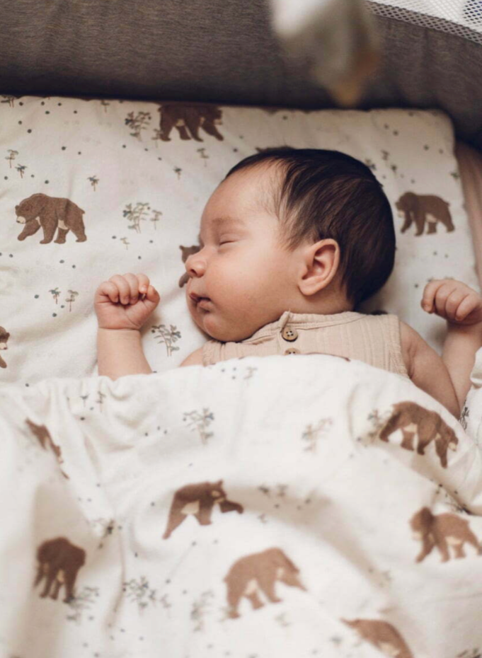 Sovende baby under Babydyne ColorStories Temo i blødt og temperaturregulerende babysengetøj. Oeko-Tex® certificerede materialer skaber trygge rammer for en behagelig søvn.