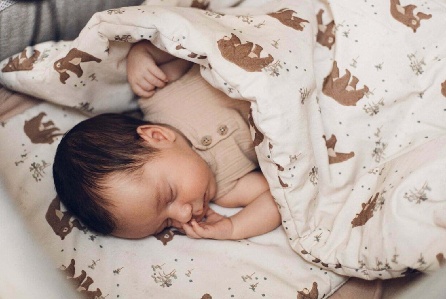 Babydyne ColorStories Temo med sovende baby i blødt og temperaturregulerende babysengetøj med bjørnemotiv