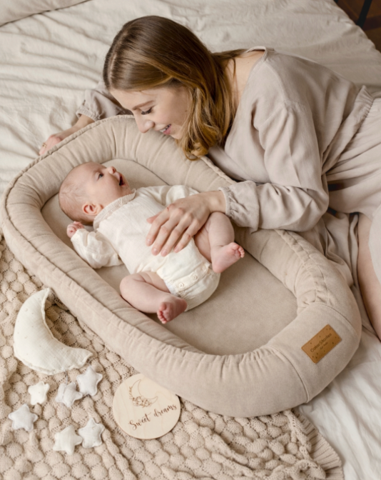 Babynest ColorStories Velvet Warm Beige til nyfødt baby med bløde kanter og komfortabel liggeflade