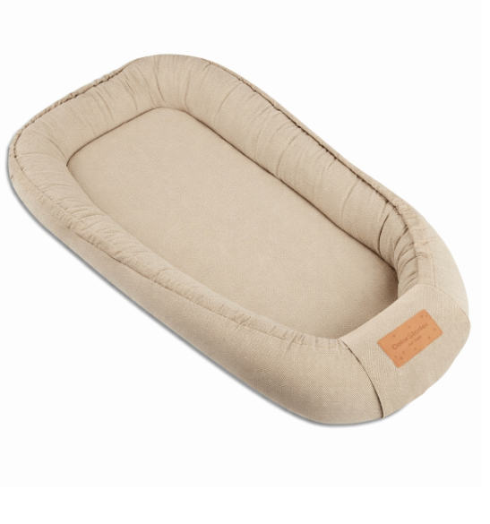 Babynest ColorStories Velvet Warm Beige med bløde kanter og aftagelig madras