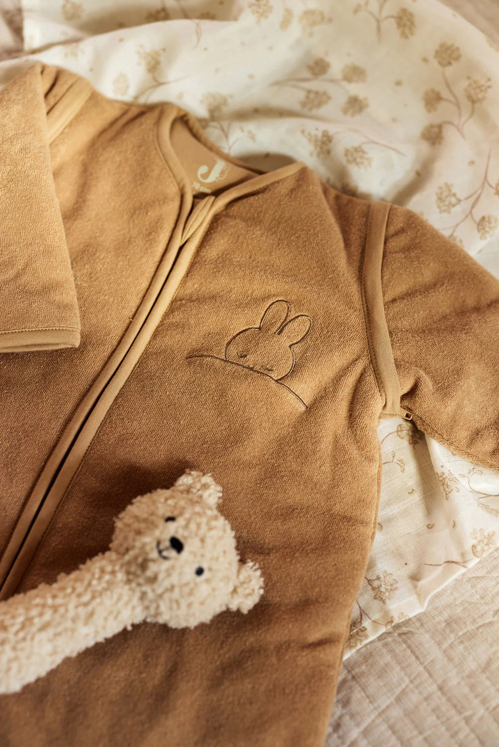 Sovepose med aftagelige ærmer - Sleepy Miffy Biscuit
