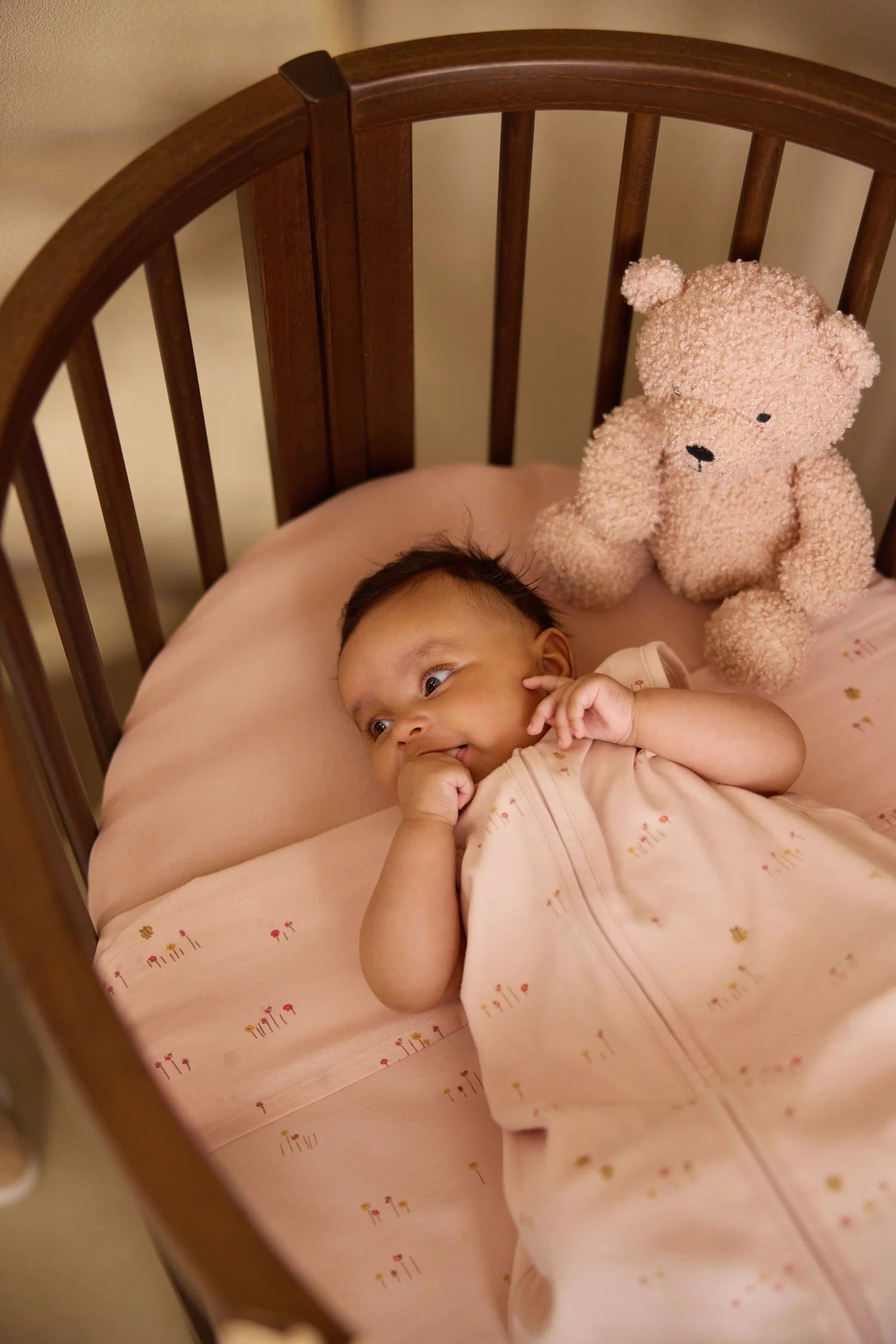 Baby sover trygt i Jollein babysovepose sommer 0.5 tog i blød OEKO-TEX bomuldsjersey til varme sommernætter