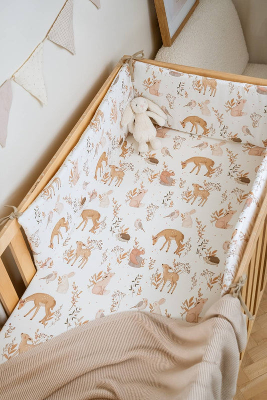 Faconlagen 120x60 i 100% bomuld fra ColorStories med skovens dyr i en tremmeseng. OEKO-TEX® certificeret, blødt og åndbart lagen til babyseng.
