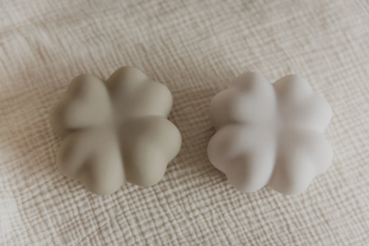 Flow Amsterdam Lucky ammelampe i Soft Clay med varmt lys ved babyseng
