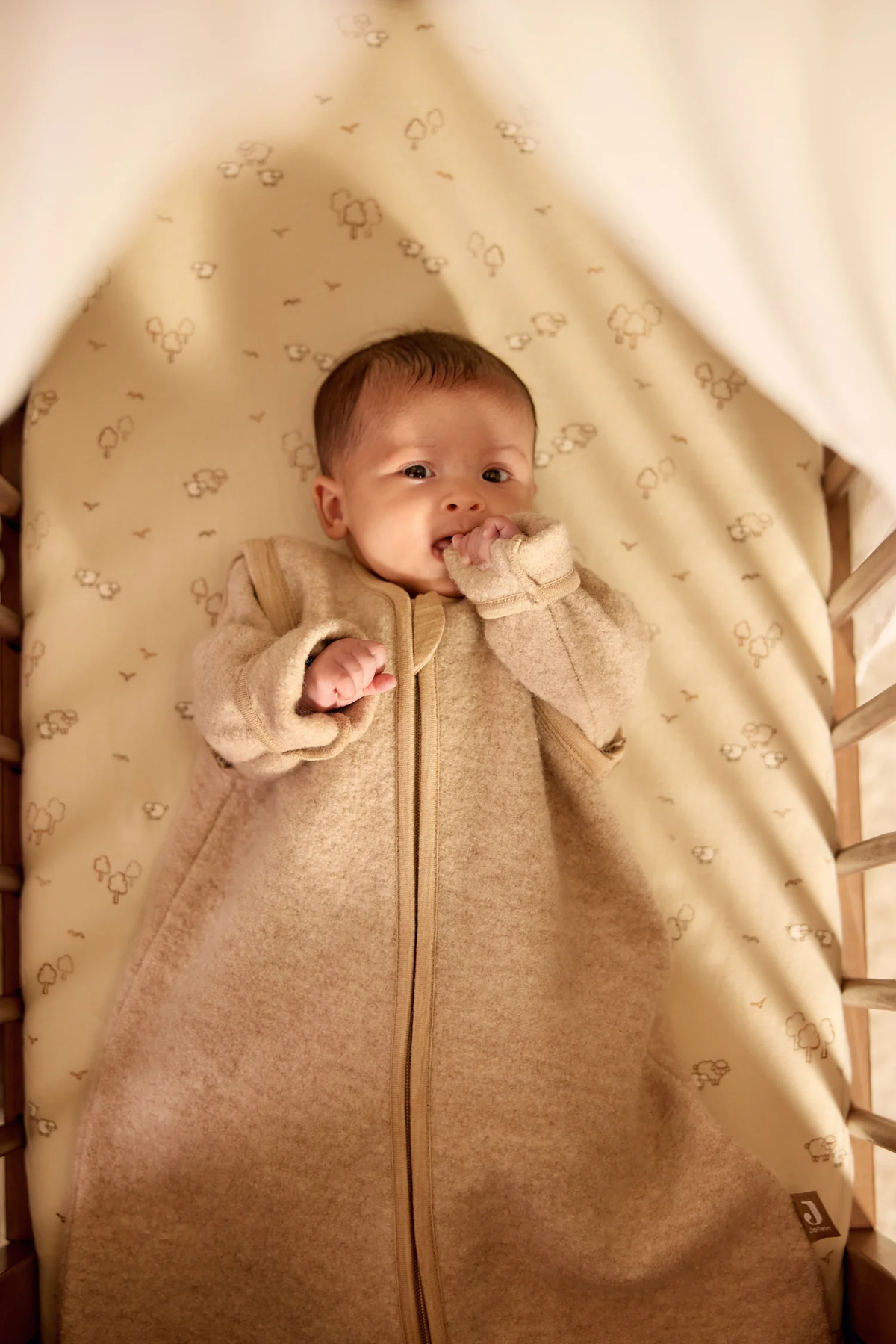 Baby i Natural babysovepose af merinould med ærmer