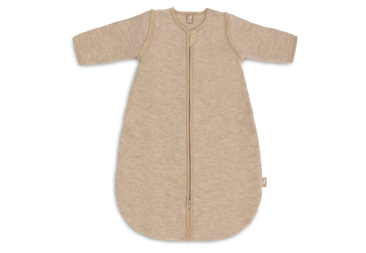 Natural babysovepose i merinould set forfra med påsatte ærmer og lynlås