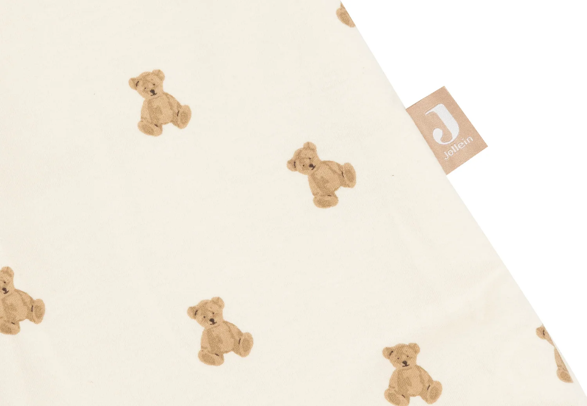Nærbillede af bamseprint og Jollein mærke på Teddy soveposen
