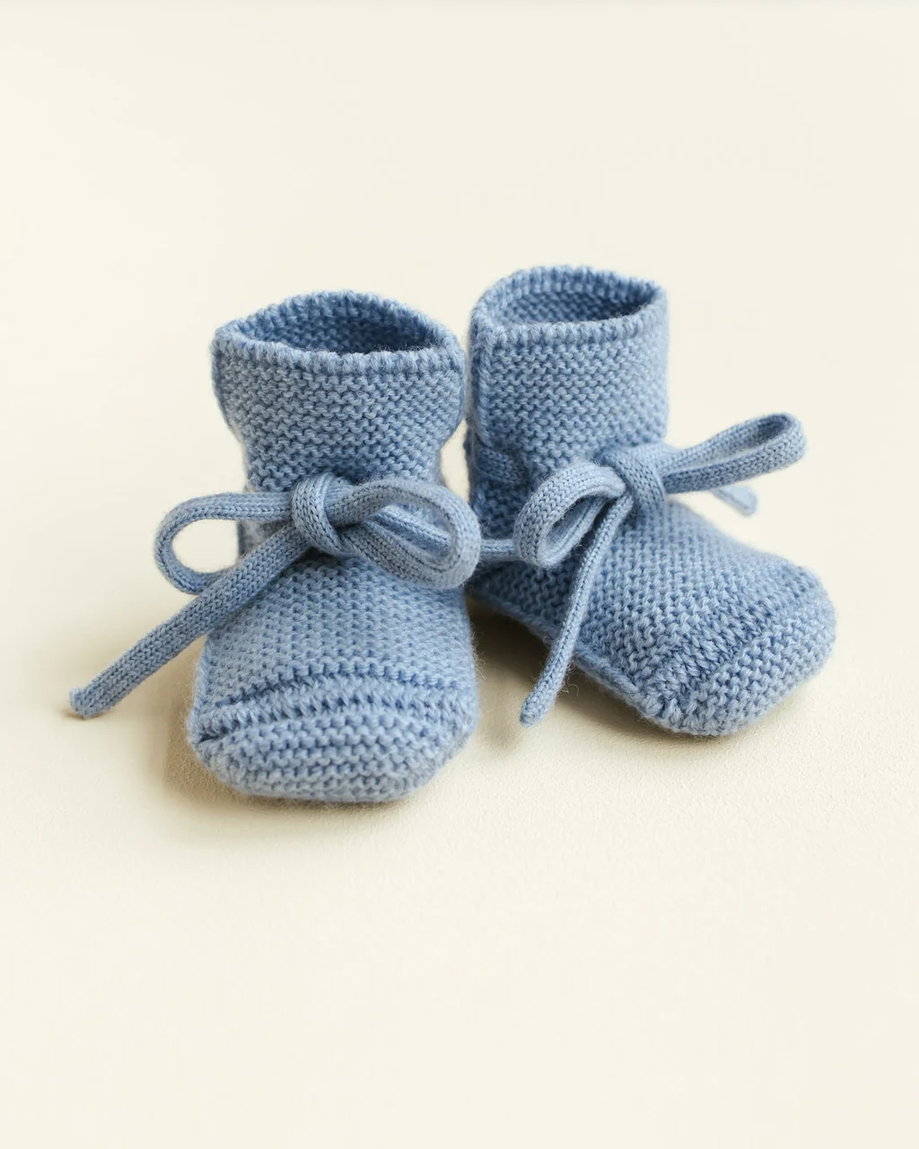 Babyfutter fra Hvid i Light Blue set forfra med bundne bånd