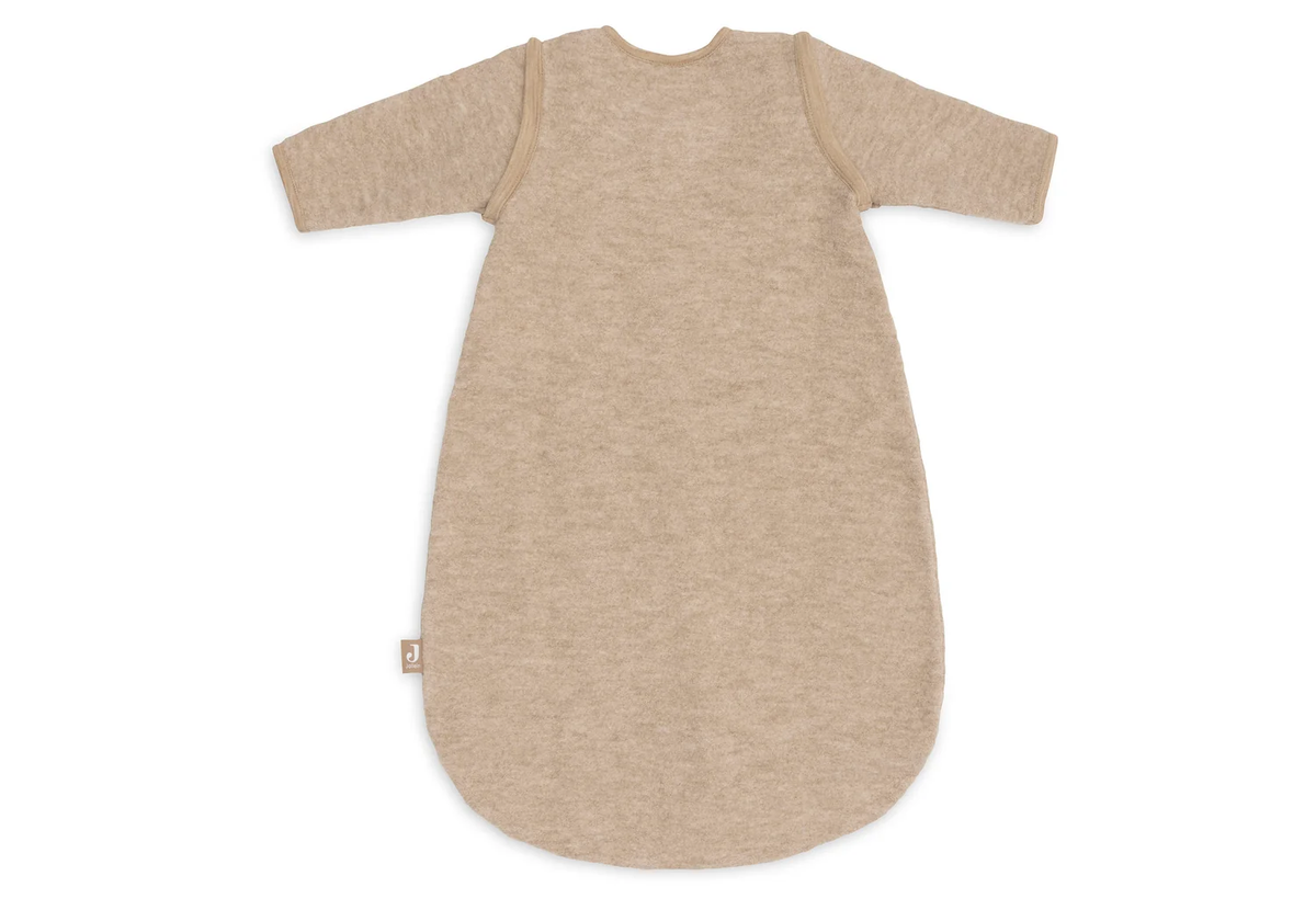 Natural babysovepose i merinould set bagfra med påsatte ærmer