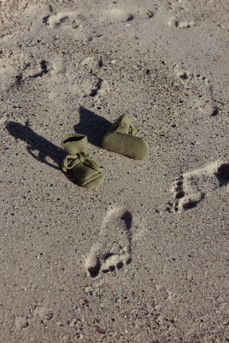 Babyfutter merinould i Artichoke i sandet på stranden