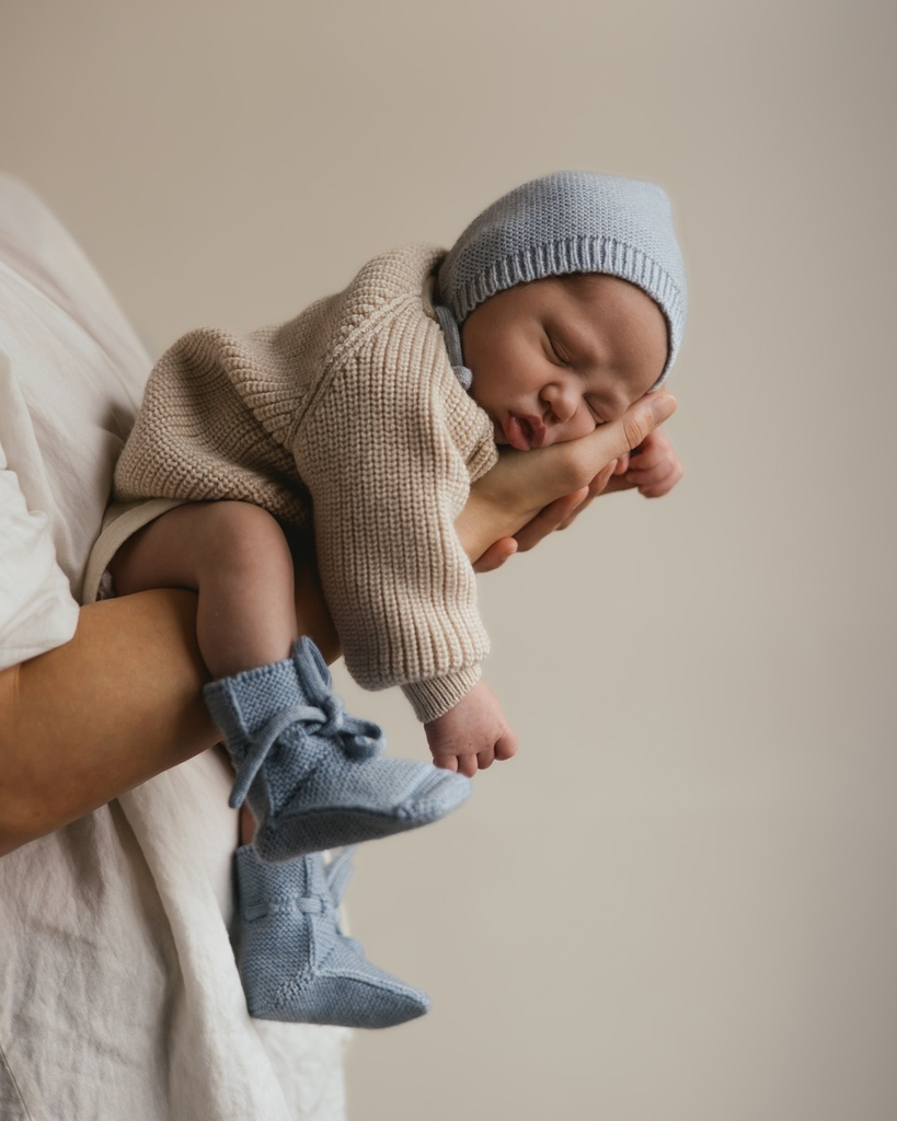 Sovende nyfødt baby med babyfutter fra Hvid i Light Blue