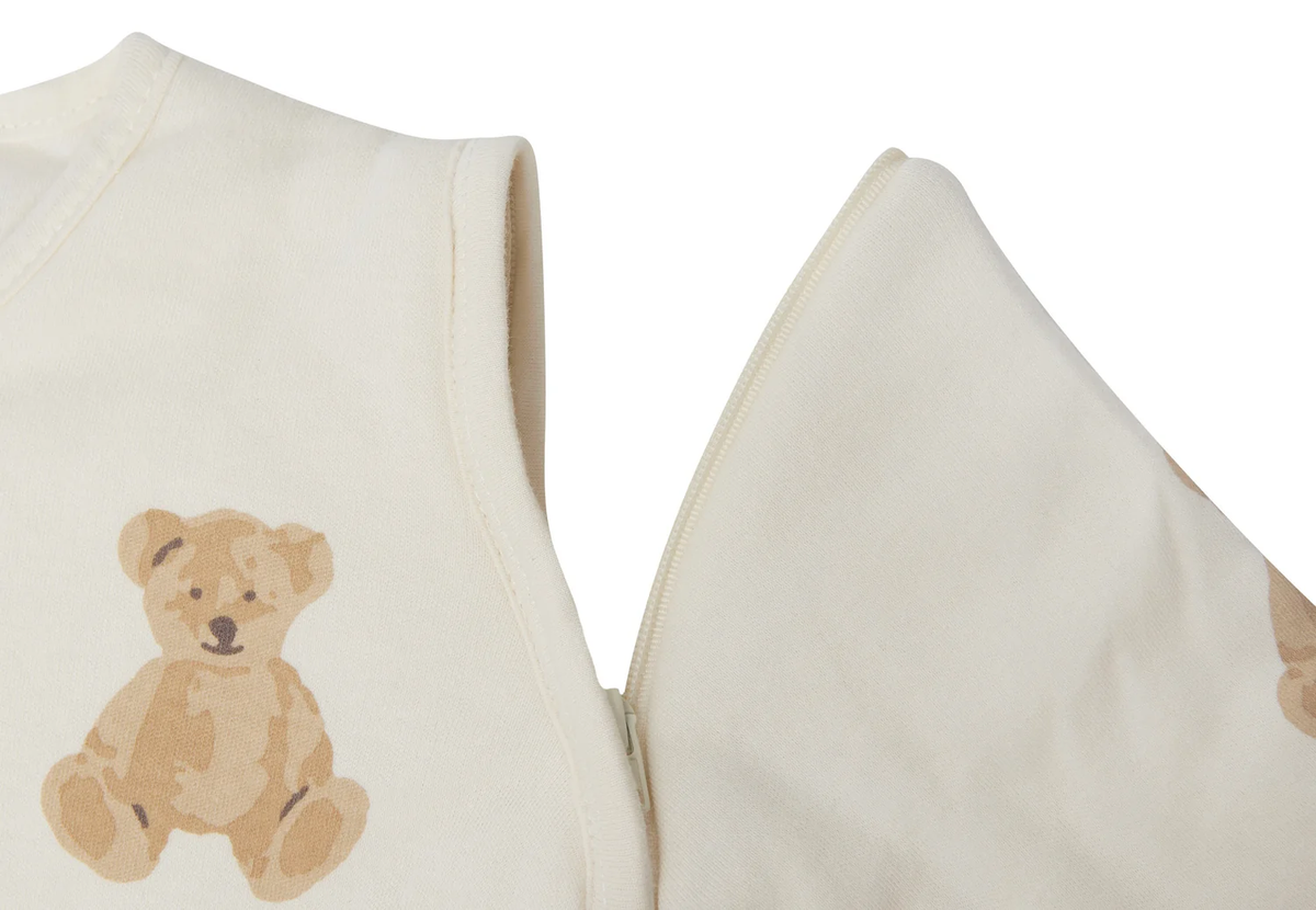 Nærbillede af halsåbning, lynlås og bamseprint på Jollein Teddy soveposen