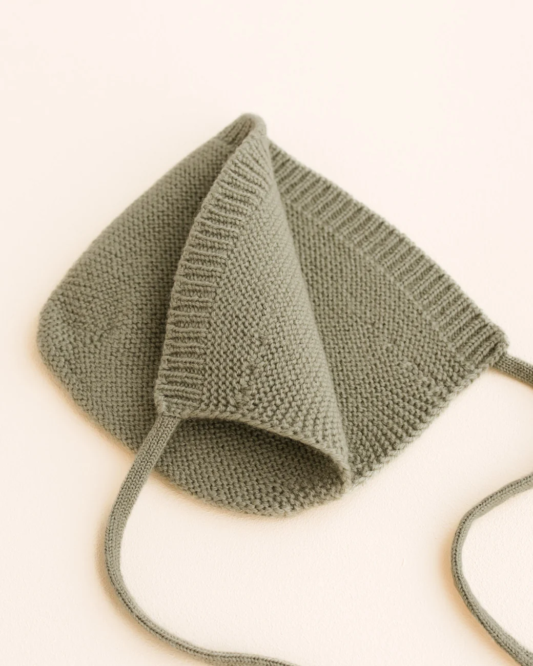 Merinould babyhue i Artichoke foldet, set indefra