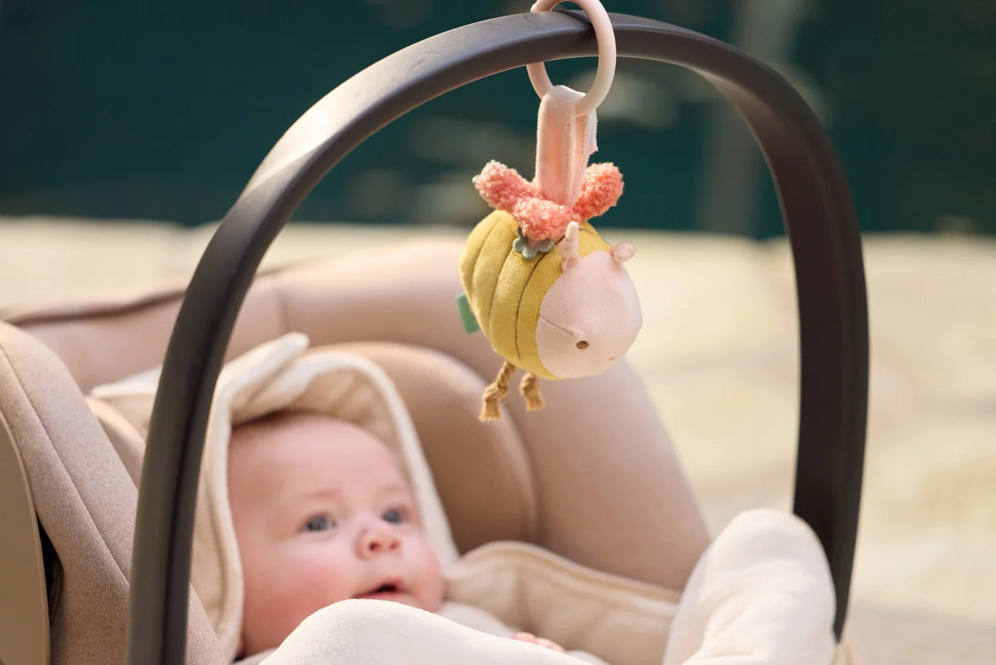 Jollein ophæng til barnevogn og autostol – Pretty Picnic bi hænger over baby i autostol

