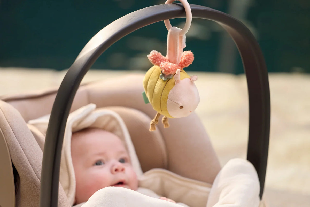 Jollein ophæng til barnevogn og autostol – Pretty Picnic bi hænger over baby i autostol
