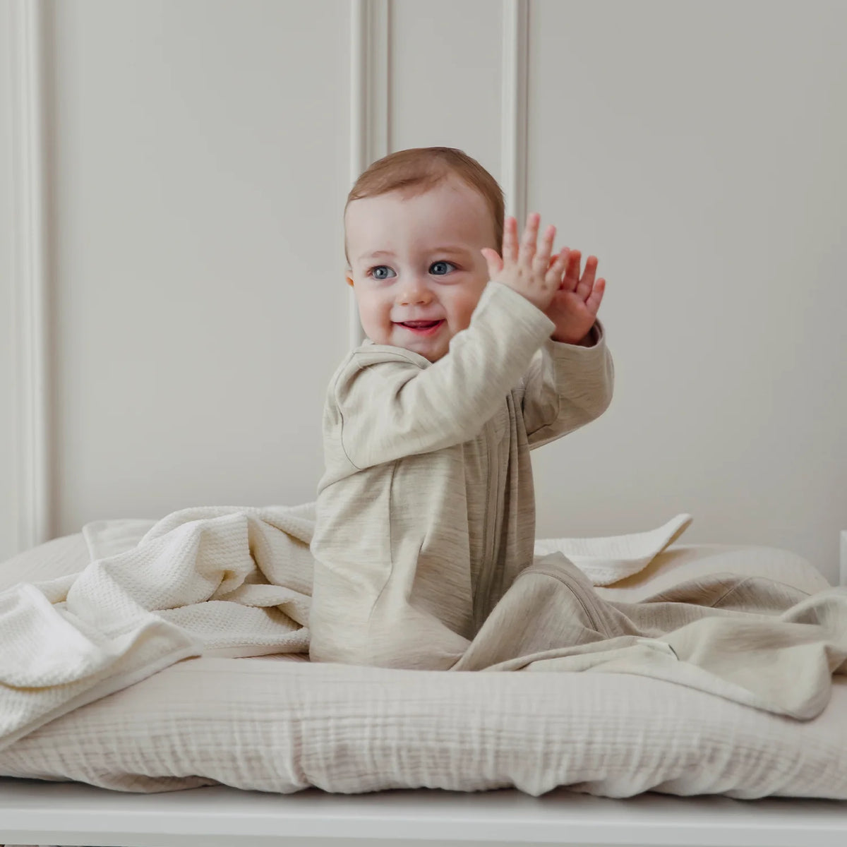 Baby i Meyco Baby Studio sovepose i 100% merinould – Sand Melange
