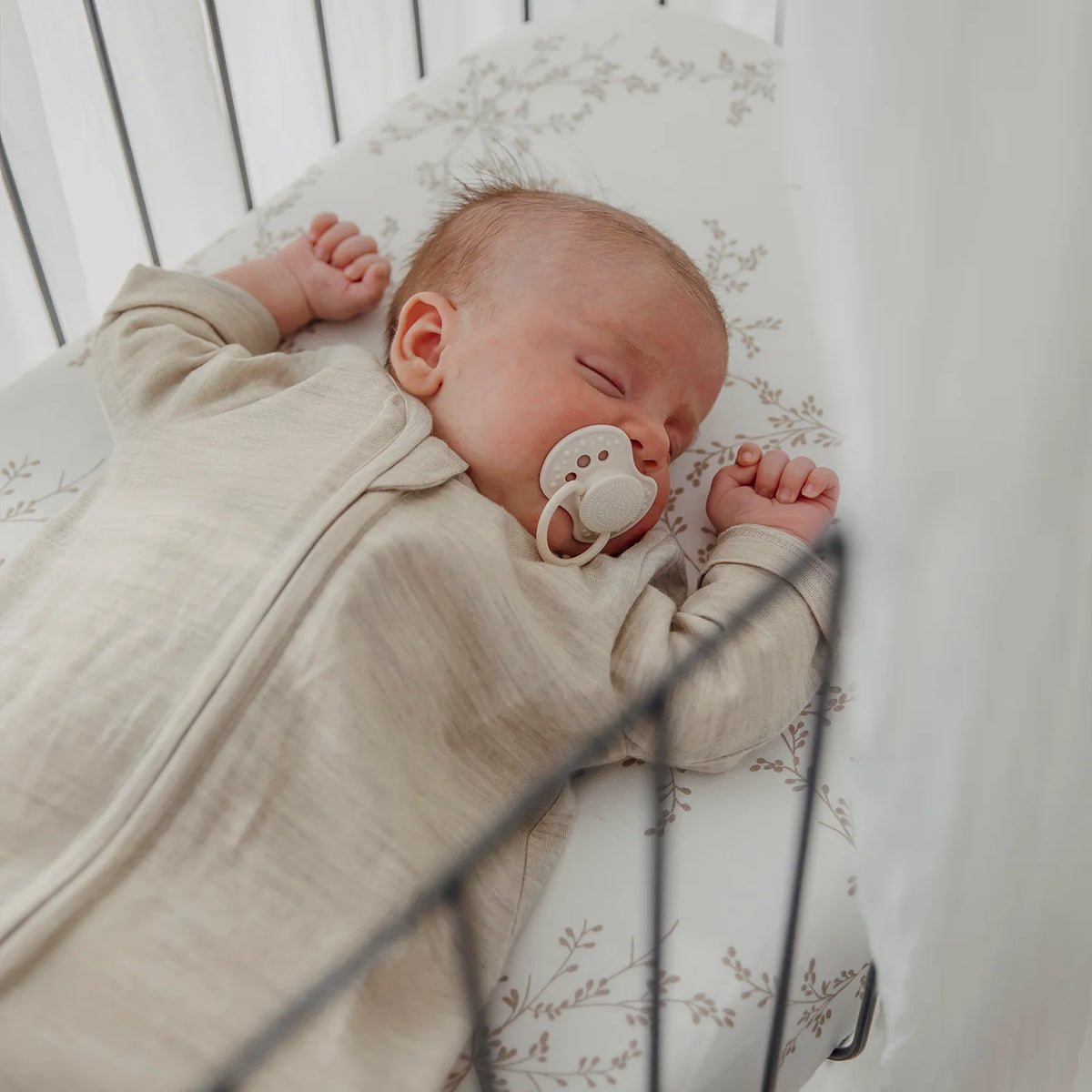Sovende baby i Meyco sovepose af 100% merinould i farven Sand Melange
