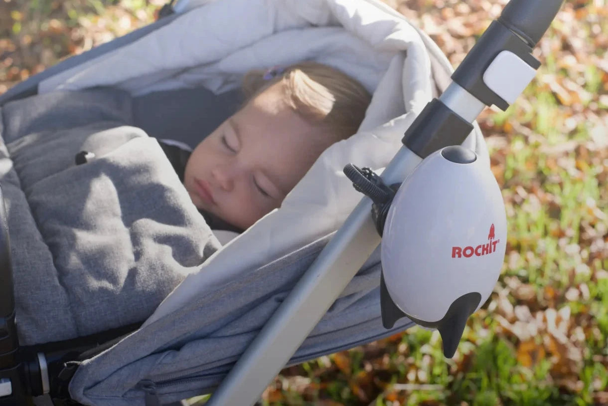 Baby sover i barnevogn med Rockit MK2 barnevognsvugger monteret på vognen