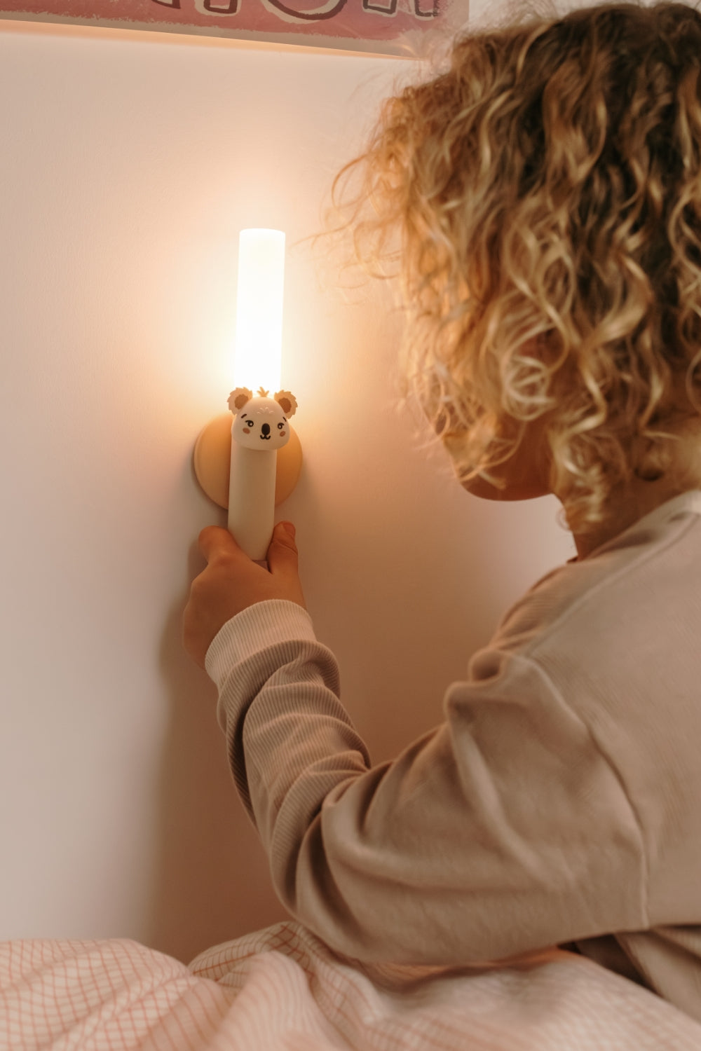 Barn sætter The Zoo Family lampe Koala på den magnetiske vægholder ved sengen – genopladelig natlampe til børn med blødt lys til trygge nætter.