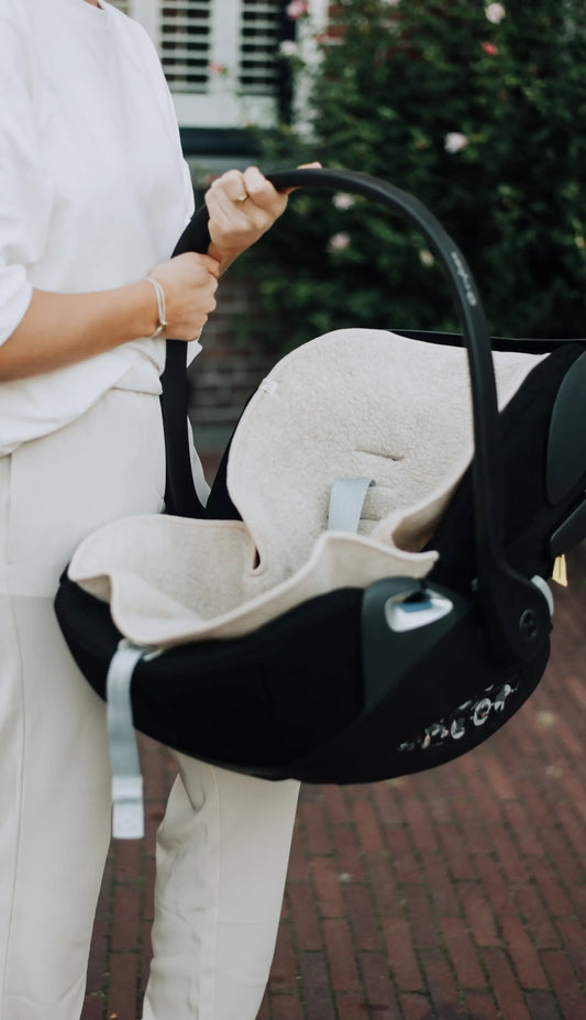 Uld autostolsindsats i blød merinould som hjælper med temperaturregulering og komfort til baby i autostol