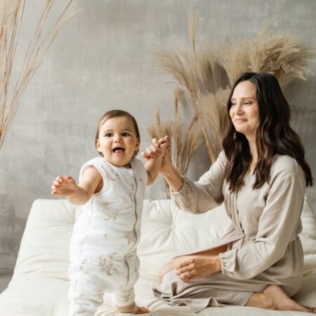 Baby i sovepose med ben fra ColorStories – blød og behagelig model i Happy Goose-print, perfekt til aktive småbørn, der elsker fri bevægelse under søvnen