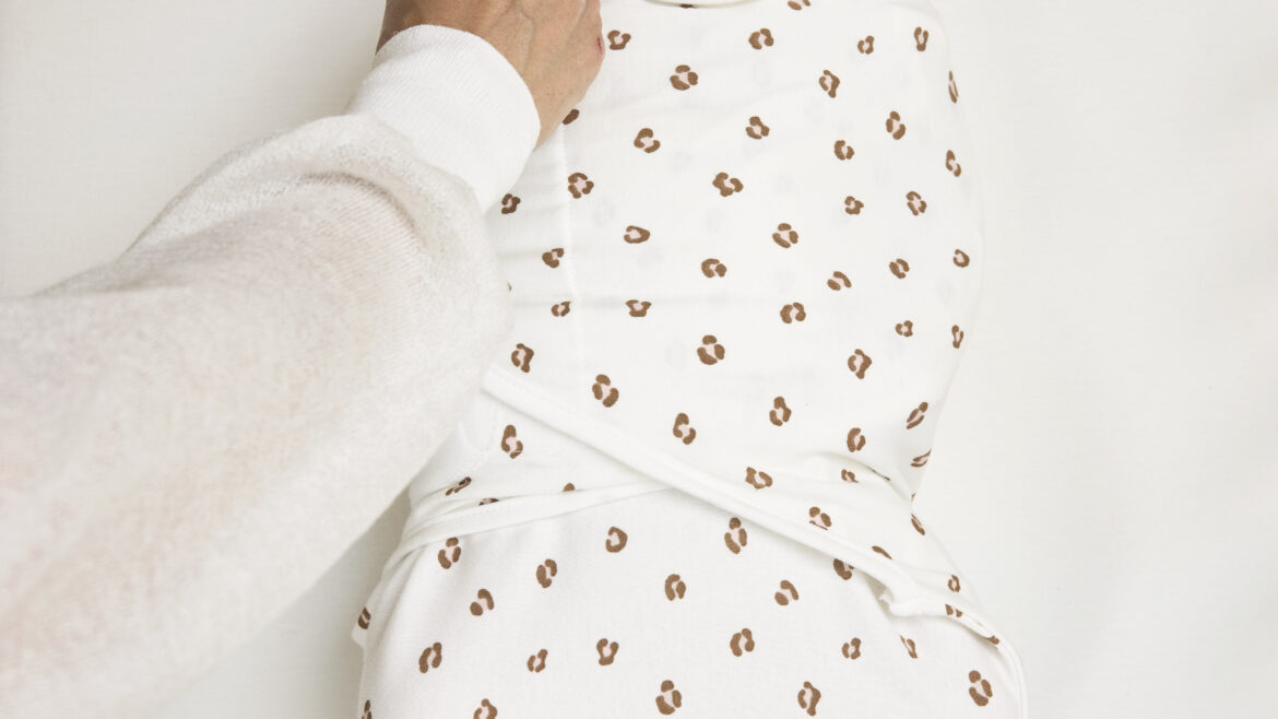 hvordan svøber man baby