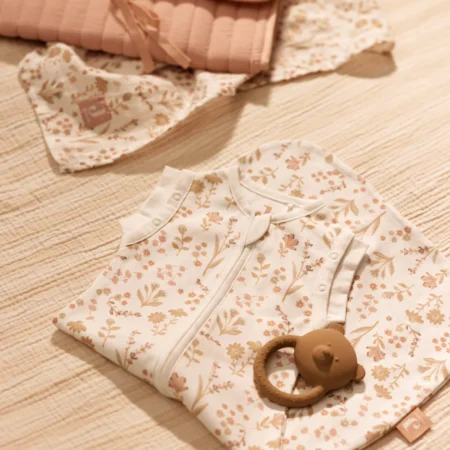 Svøb sovepose til baby fra Jollein med blomsterprint og matchende babysæt i rolige naturfarver
