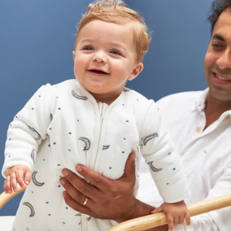Babysovepose med aftagelige ærmer i bomuld fra Meyco – ideel til vinter og overgangsvejr