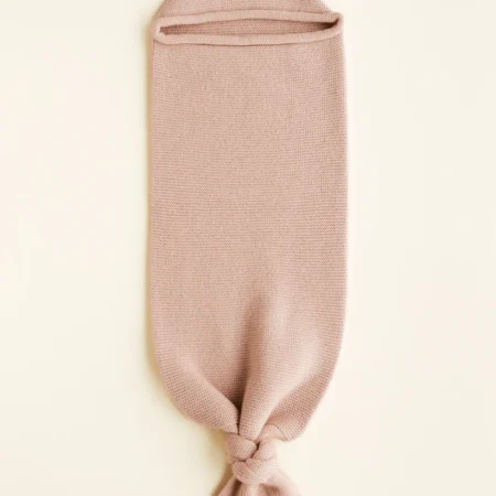 Strikket baby cocoon i merinould i farven Apricot fra Hvid – blødt svøb med knude til nyfødte.
