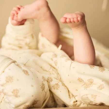 Baby sovepose TOG 2.5 fra Jollein i beige med blomstermønster – komfortabel og sikker søvn til baby