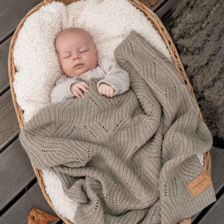 Baby sover trygt i blødt babytæppe af merinould i beige fra ColorStories