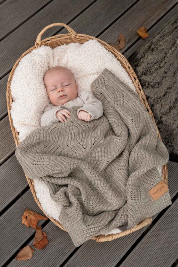 Baby sover trygt i blødt babytæppe af merinould i beige fra ColorStories