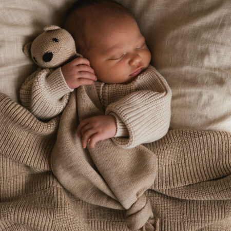 Baby sover trygt med Teddy Tokki merinould sutteklud i farven sand – OEKO-TEX certificeret og blød tryghedsklud til nyfødte