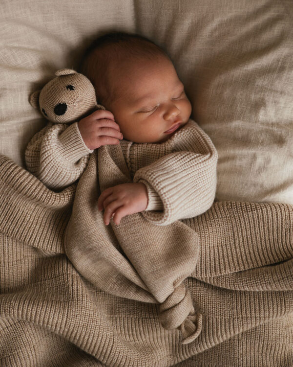 Baby sover trygt med Teddy Tokki merinould sutteklud i farven sand – OEKO-TEX certificeret og blød tryghedsklud til nyfødte