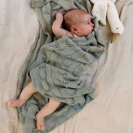 Olivengrønt tæppe til baby i strikket design fra ColorStories