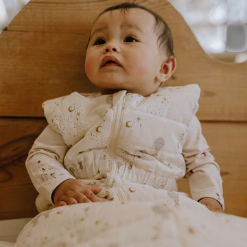 Baby iført That’s Mine sovepose Dreamily i økologisk bomuld – blød og tryg sovepose til små børn.