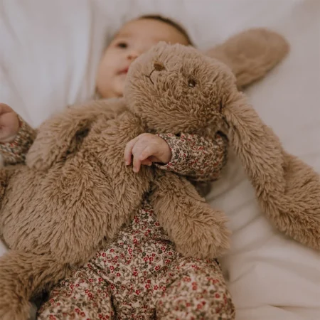 Barn i tremmeseng krammer That’s Mine tyngdebamse kanin Bunny – giver tryghed og ro ved sengetid