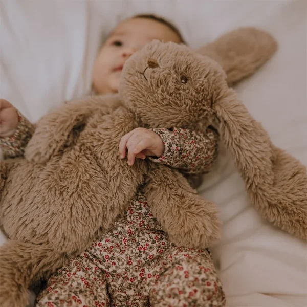 Barn i tremmeseng krammer That’s Mine tyngdebamse kanin Bunny – giver tryghed og ro ved sengetid