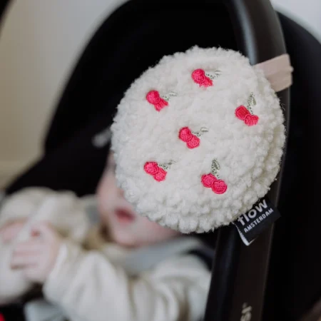Flow Amsterdam Comforter On The Go i kirsebærdesign – beroligende babyuro med lyd fastgjort til autostol, Mrs. Mama.