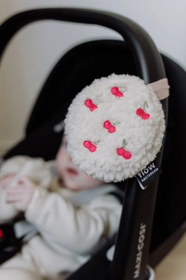 Flow Amsterdam Comforter On The Go i kirsebærdesign – beroligende babyuro med lyd fastgjort til autostol, Mrs. Mama.