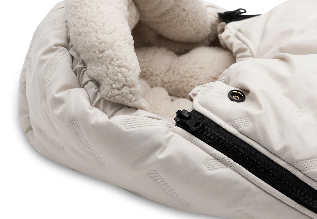 koerepose-baby-embossed-sand-lynlås-teddy-detalje koerepose-baby-embossed-sand-lynlås-teddy-detalje